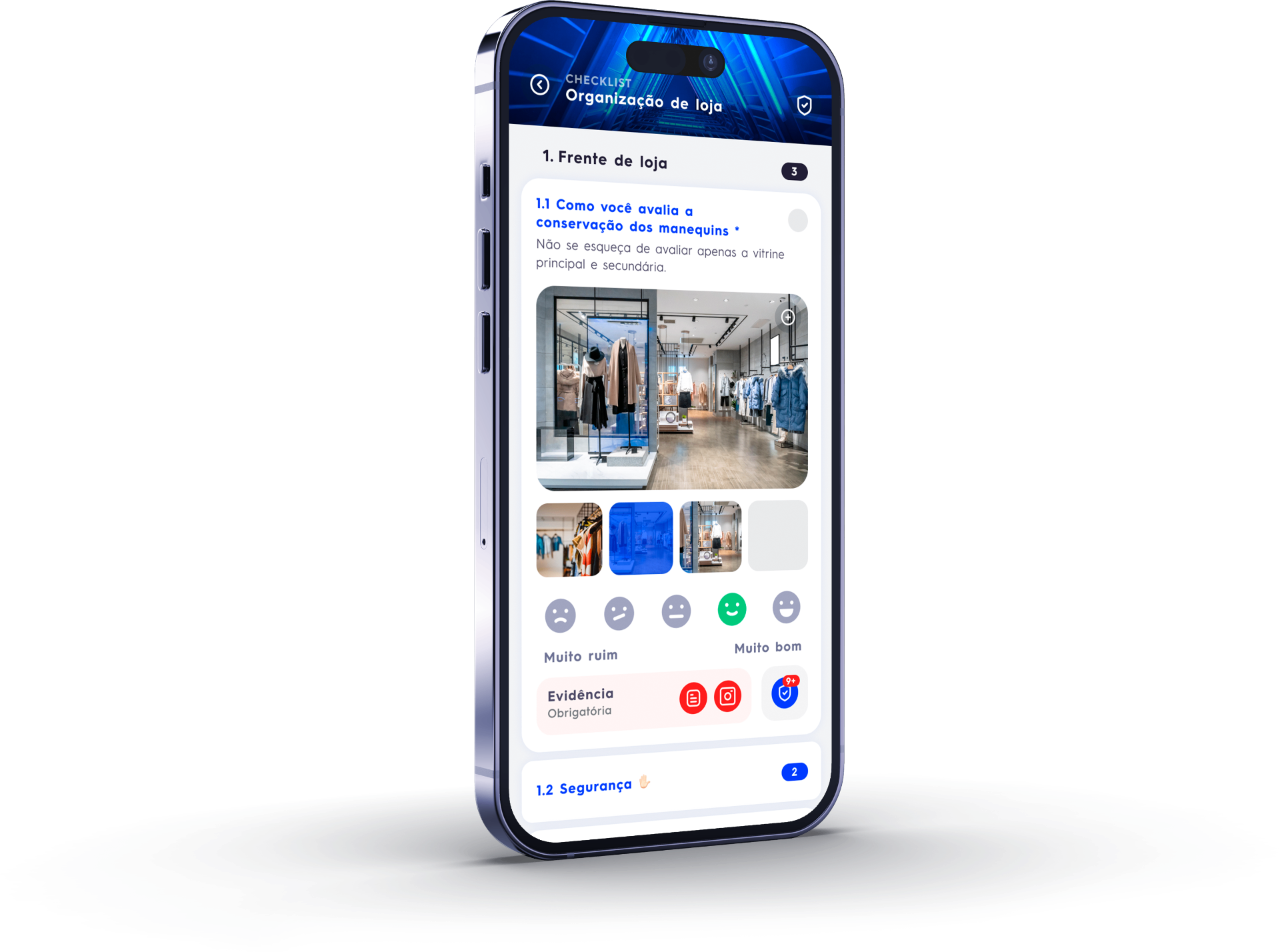 Aplicativo de checklist do Vitrine Retail em um smartphone